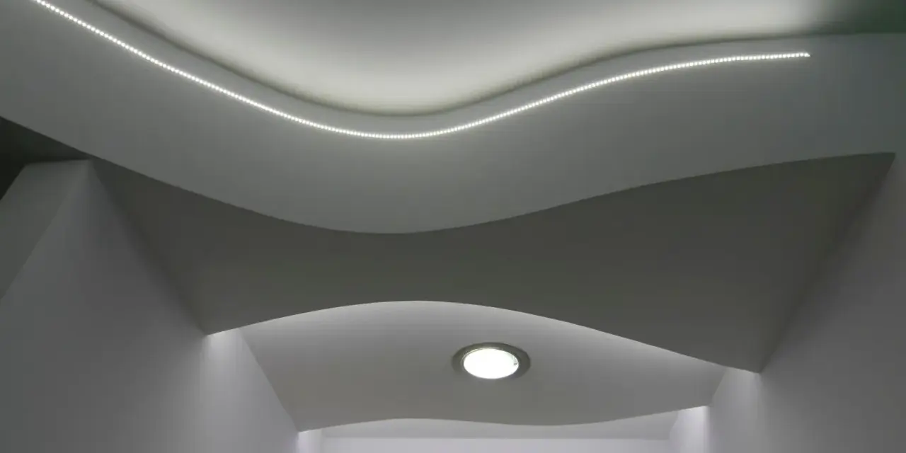 Controsoffitto in polistirolo con illuminazione a LED integrata, crea un effetto ondulato e moderno.