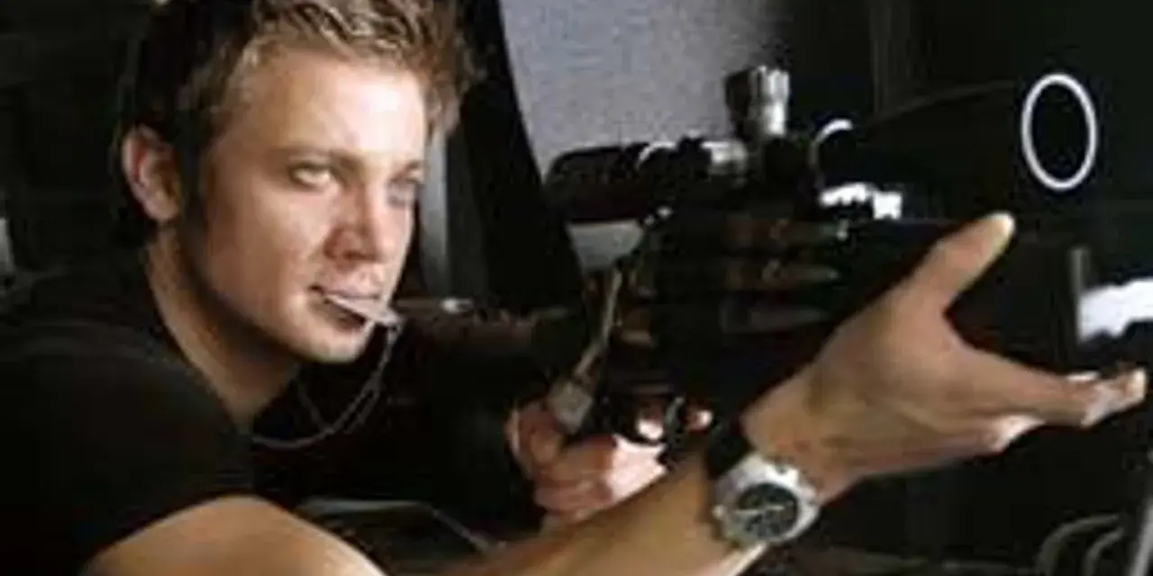 Jeremy Renner jako żołnierz z karabinem snajperskim w filmie "28 tygodni później obsada".