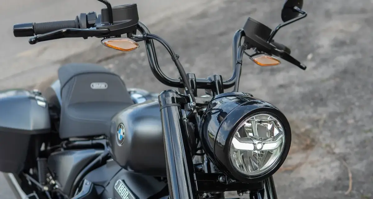 Nowoczesny motocykl BMW z charakterystycznymi światłami do jazdy dziennej. Przepisy dotyczące ich używania są ważne dla bezpieczeństwa.