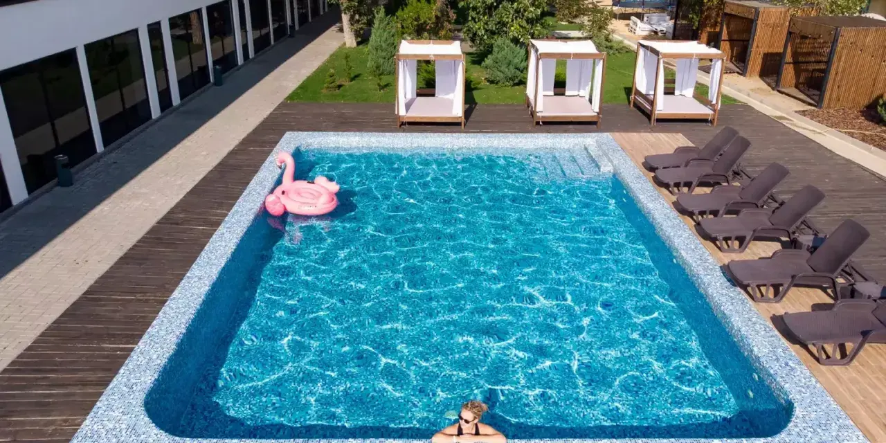 Relaks przy basenie z dmuchanym flamingiem. Idealne miejsce na wypoczynek w hotelu Karpacz w Karpaczu.