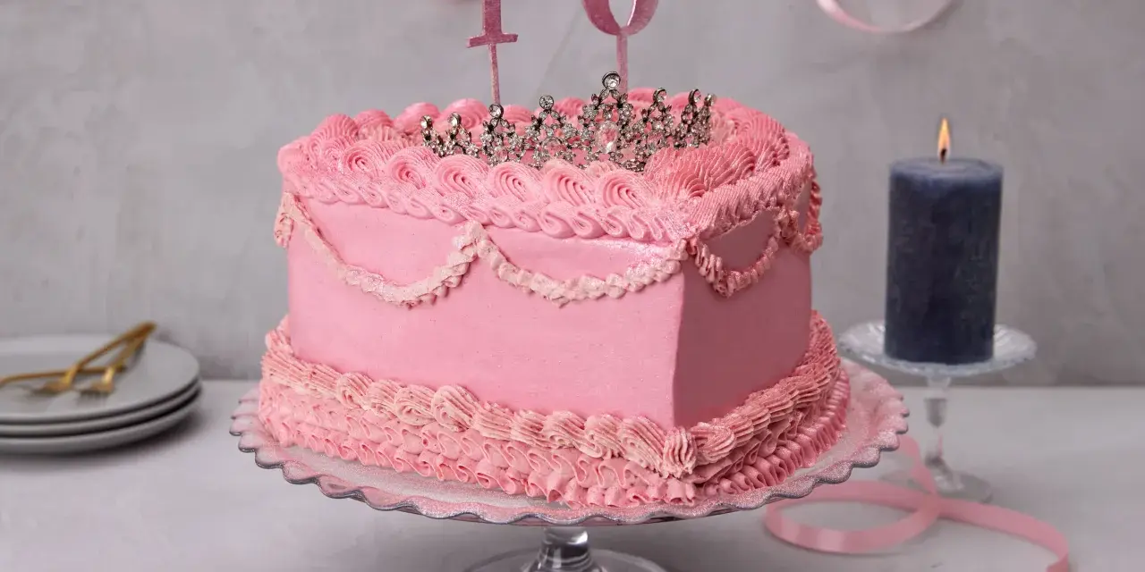Prinzessin Torte ohne Fondant, dekoriert mit rosa Buttercreme-Rüschen und einer glitzernden Krone. Die Zahl 10 steht für den 10. Geburtstag.