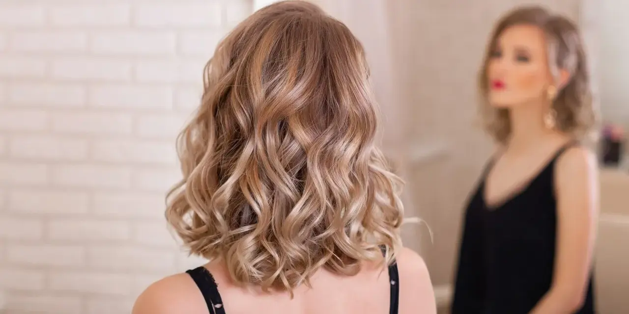 Eleganckie fryzury na wesele dla średnich włosów: fale w stylu glamour, idealne na specjalne okazje.