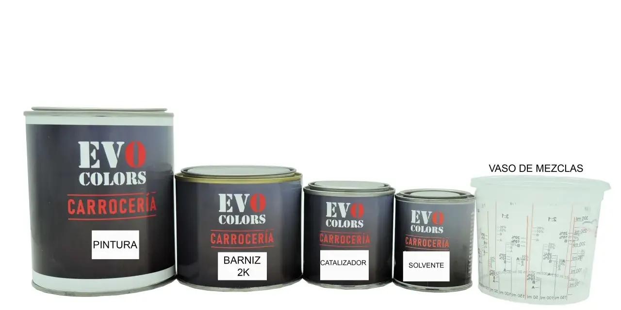 Latas de pintura bicomponente para carrocería: pintura, barniz 2K, catalizador y solvente, junto a un vaso de mezclas.