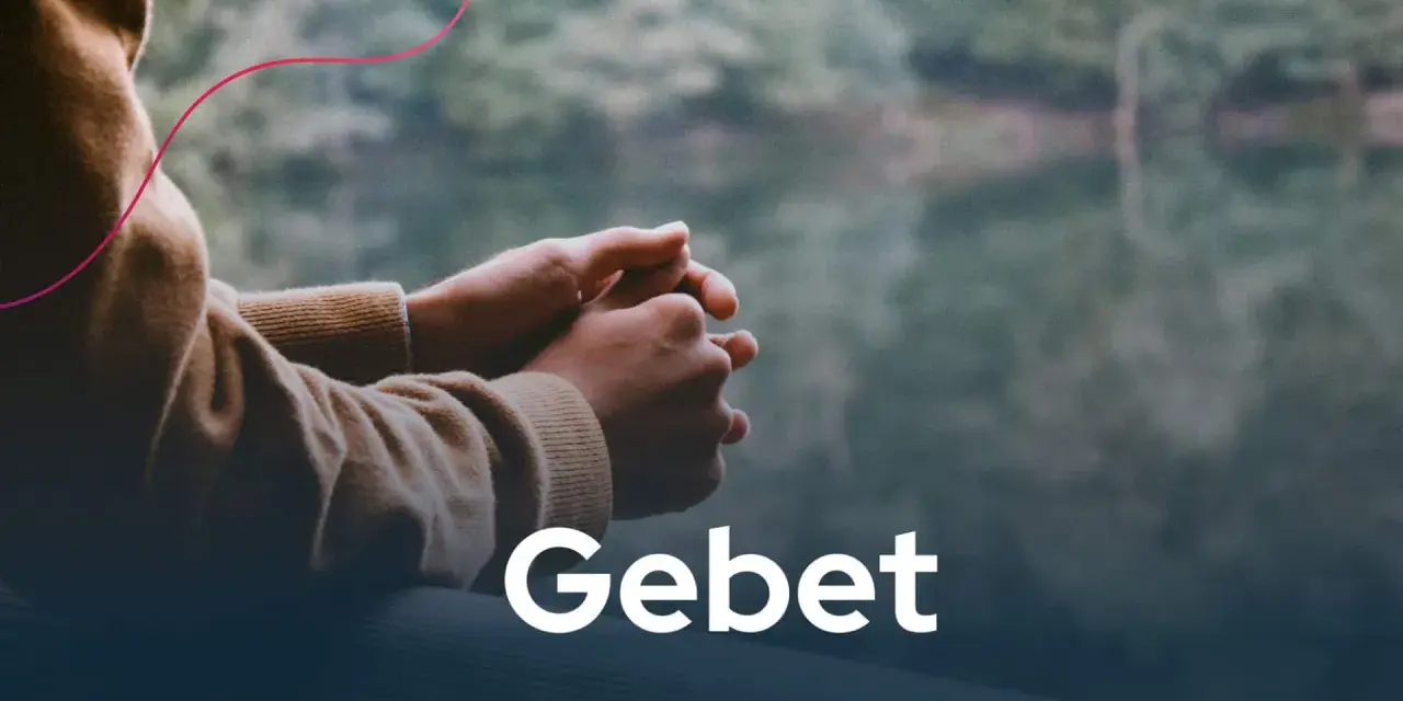 Hände im Gebet, die Ruhe und christliche Impulse in der Natur suchen. Das Wort "Gebet" steht im Vordergrund.