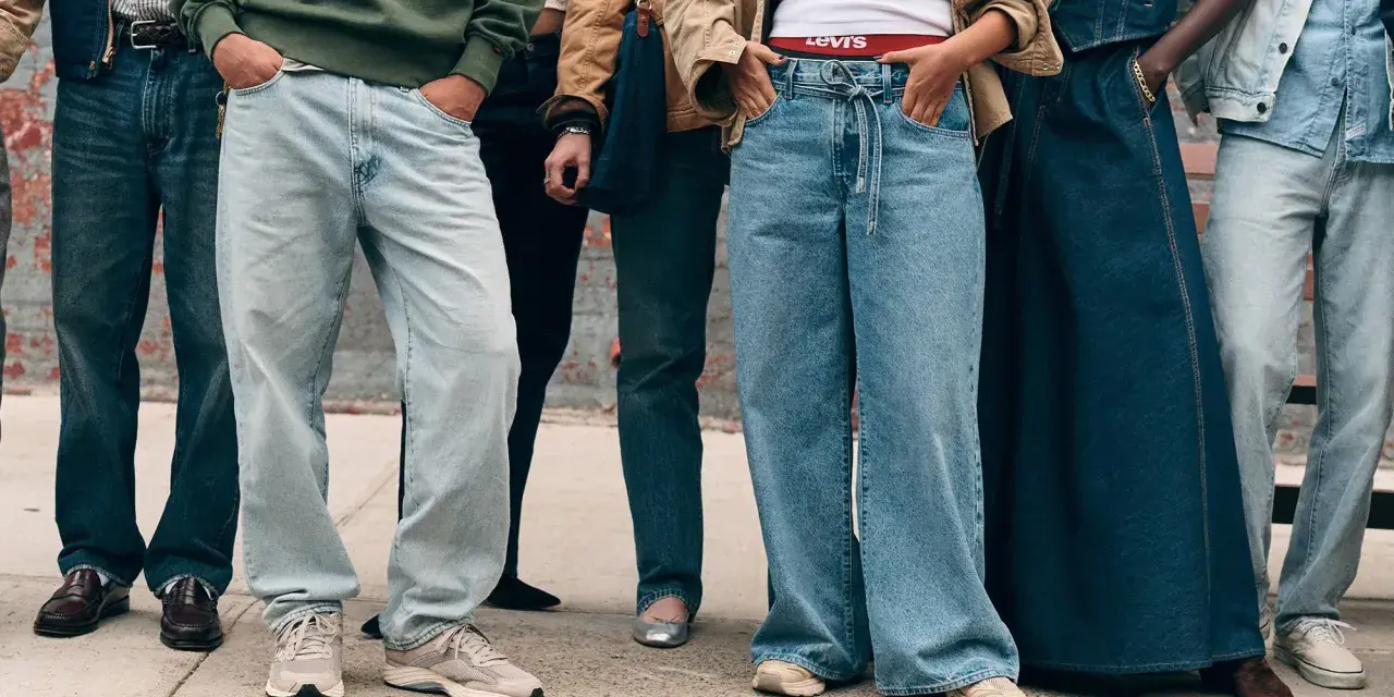 Persone con jeans larghi, che rappresentano il **loose fit significato** di comodità e stile rilassato.