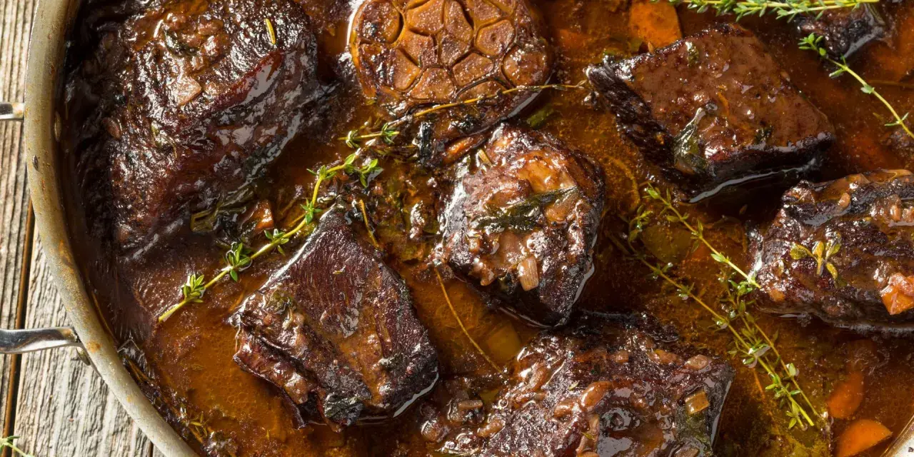 Succulenta carne in umido, tenera e saporita, cotta lentamente in un ricco sugo con aglio e erbe aromatiche.