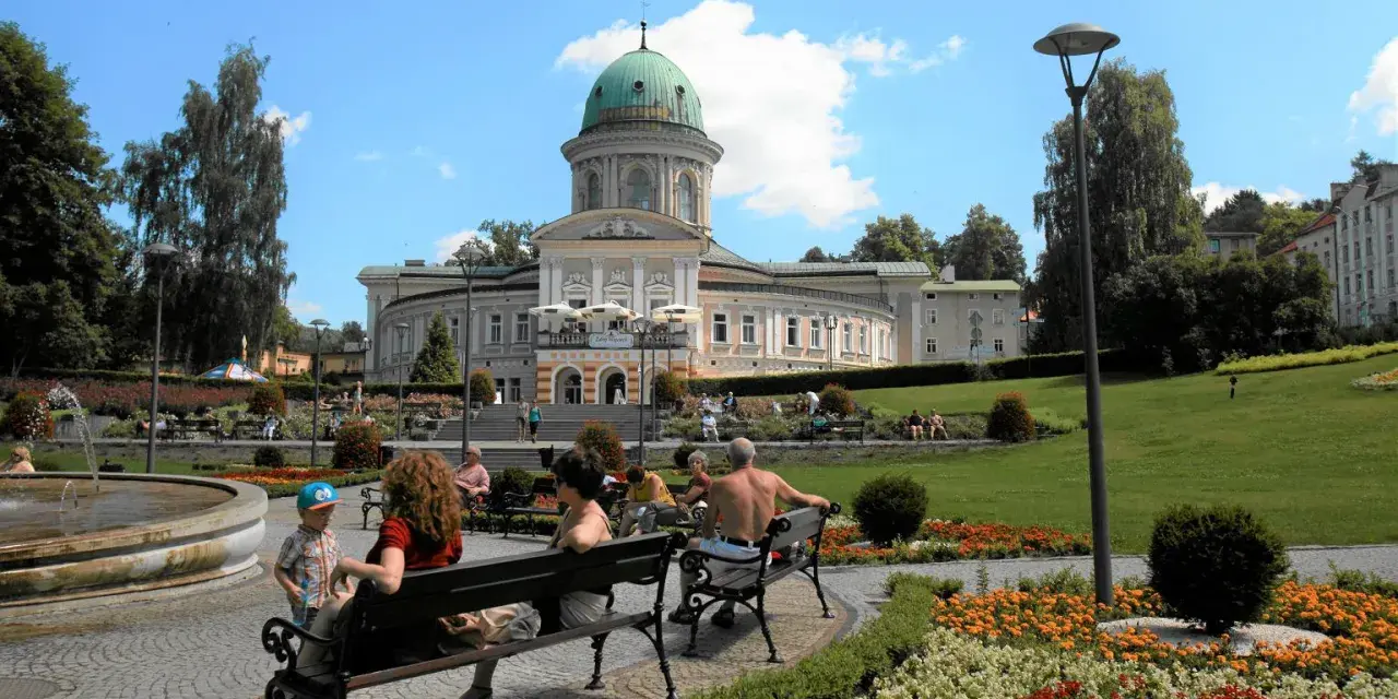 Park zdrojowy z pijalnią wód, idealne miejsce dla szukających najlepszych sanatoriów w Polsce.