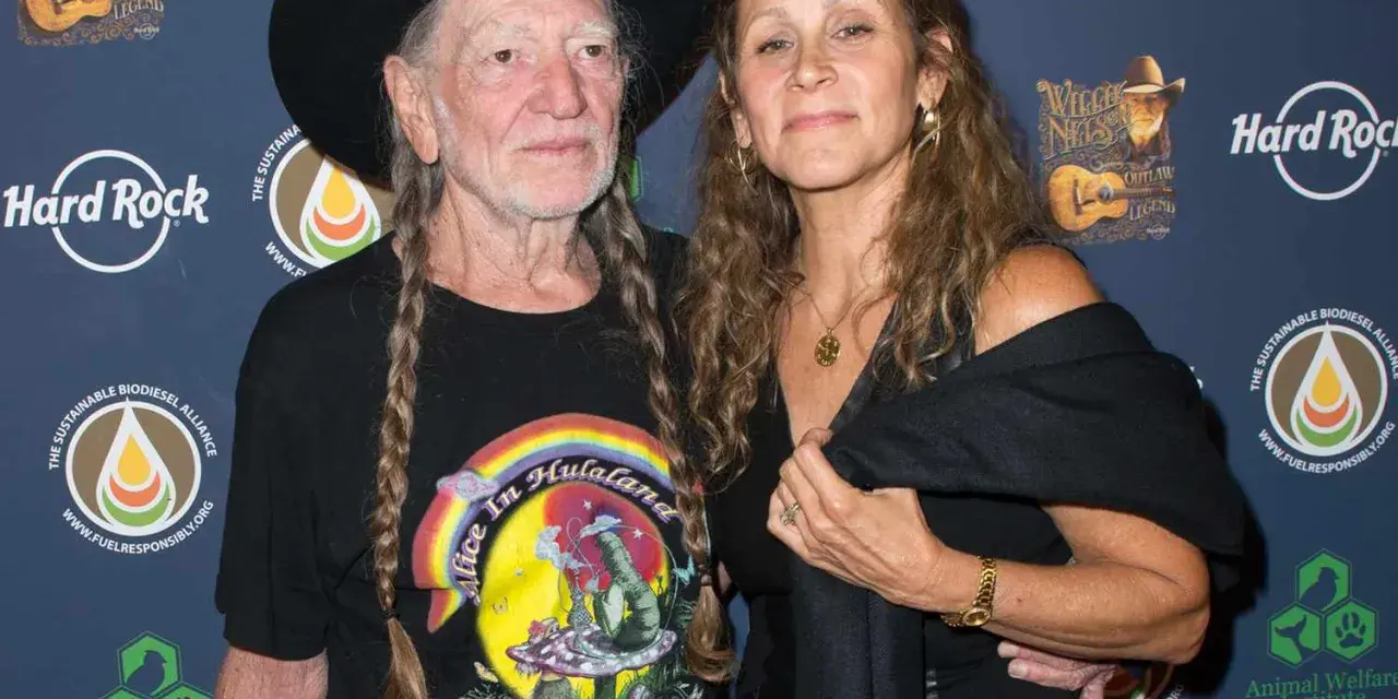 Willie Nelson z żoną Annie D'Angelo pozują do zdjęcia.