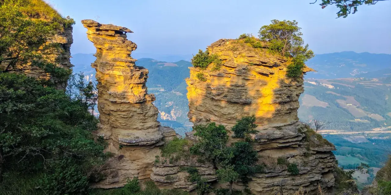 Formazioni rocciose dorate dal sole, un paesaggio mozzafiato che ricorda il cammino Bologna Firenze.