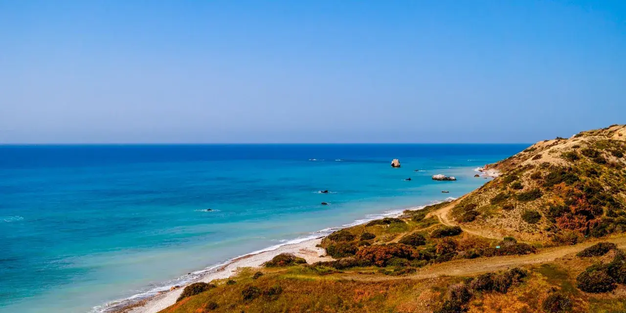 Piękna plaża i skały w morzu, idealne miejsce, by zobaczyć Pafos.