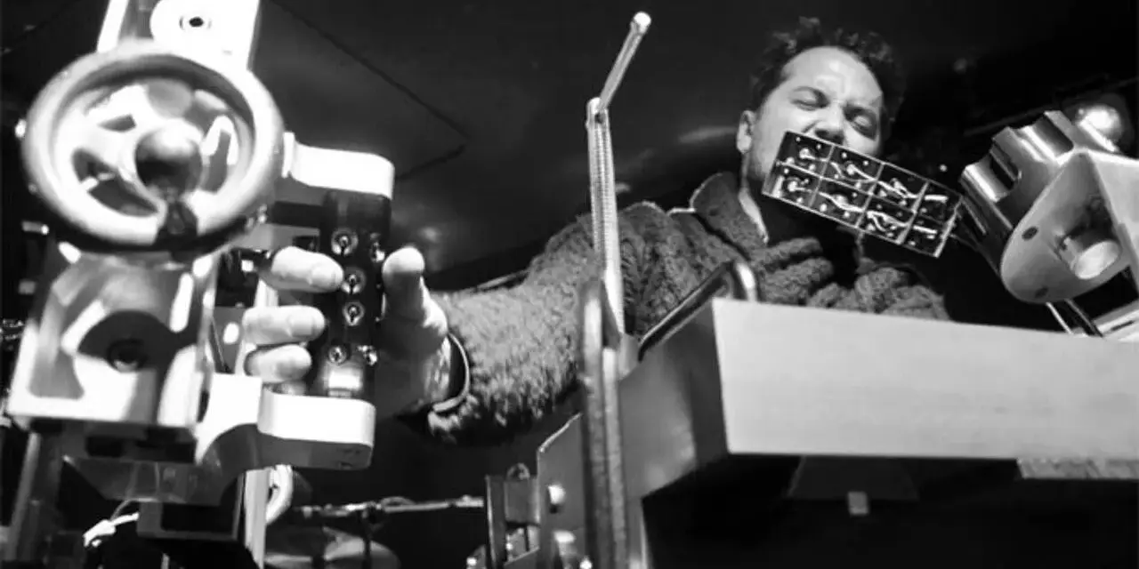 L'auteur, un musicien, joue d'un instrument étrange, tel un punisher sonore, manipulant des machines complexes.