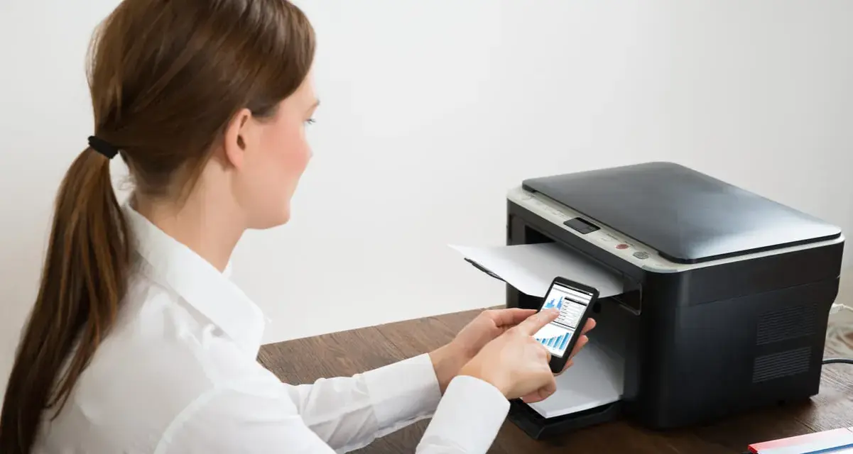 Frau verbindet Epson Drucker mit WLAN über ihr Smartphone.