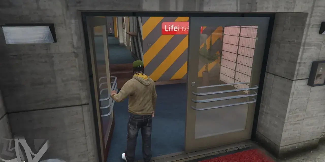 Gracz wchodzi do budynku, gdzie może wpisać komendy GTA RP. W tle widać logo "Lifeinvader".