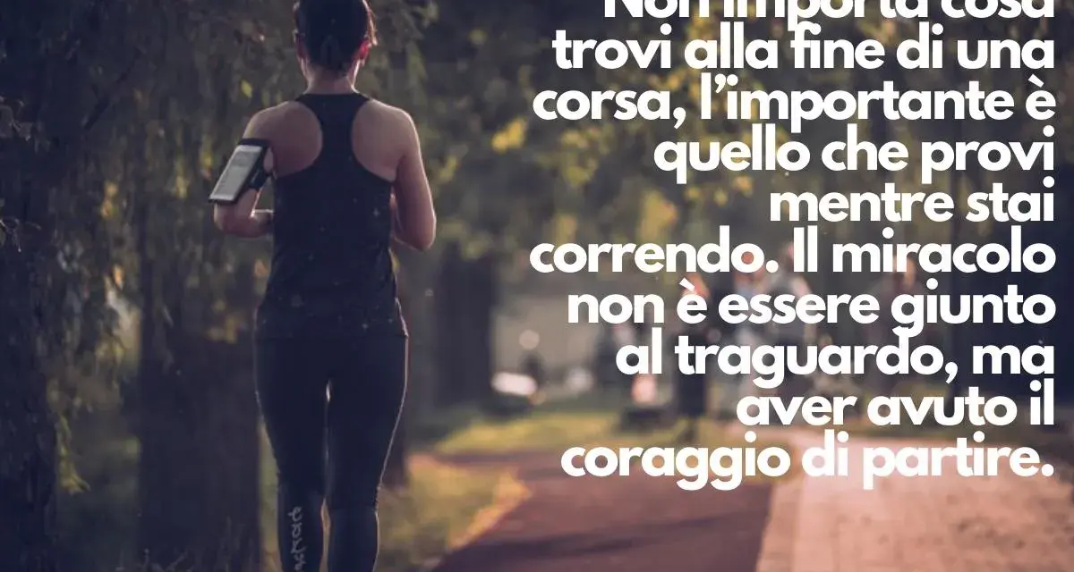 Donna corre su un sentiero. Frasi sulla corsa: "Il miracolo non è essere giunto al traguardo, ma aver avuto il coraggio di partire." - Jesse Owens.