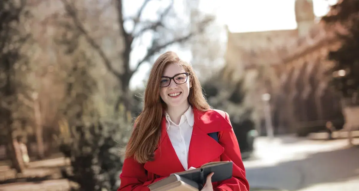 Junge Frau mit Büchern in der Hand, bereit für ihre Sprachreise. Die sprachreise kosten sind oft eine gute Investition in die Zukunft.