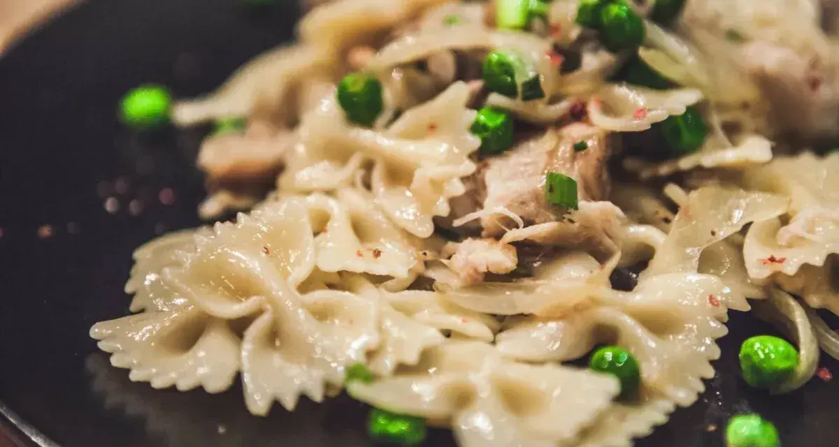 Makaron farfalle z groszkiem i kurczakiem. Czy to lewiatan makaron vs makaron premium? Wygląda pysznie!