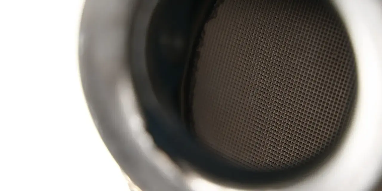 Wnętrze filtra DPF, co to jest? Widok na siatkowaną strukturę ceramiczną, która zatrzymuje cząstki sadzy.