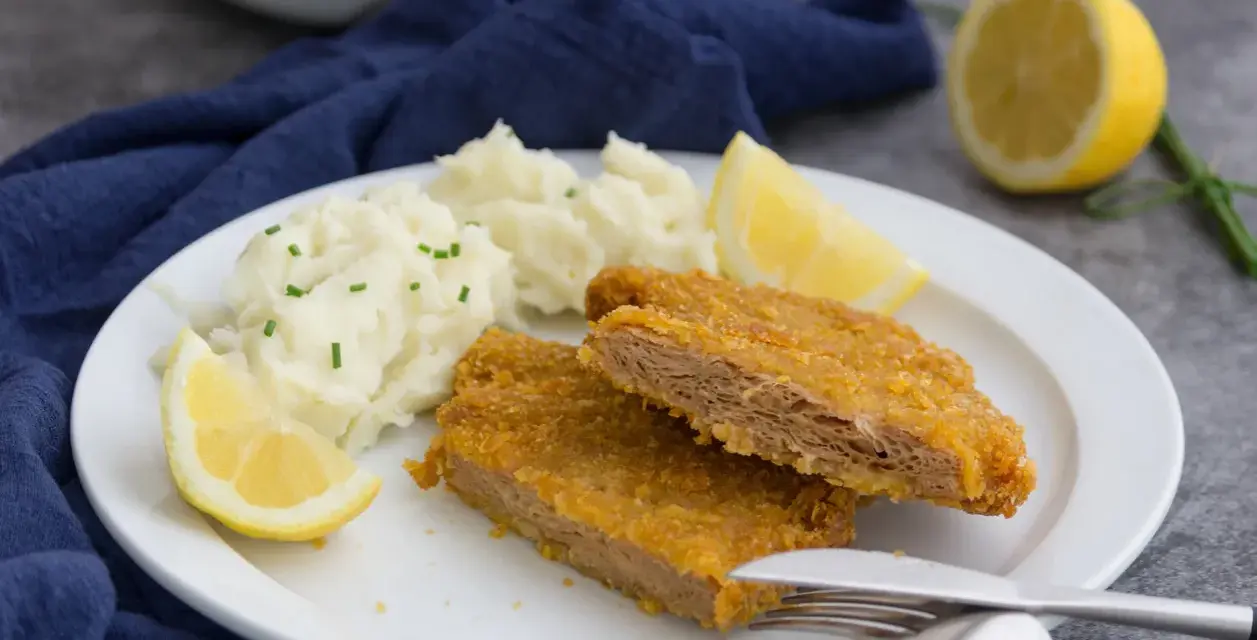 Chrupiący kotlet sojowy z puree ziemniaczanym i cytryną. Pyszne wegańskie danie.