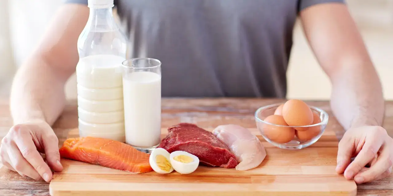 Łosoś, wołowina, kurczak, jajka i mleko – idealne produkty, co ma dużo białka a mało kalorii, dla zdrowej diety.