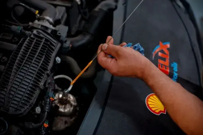 Silnik bierze olej? Jak dobrać olej i kiedy do mechanika?