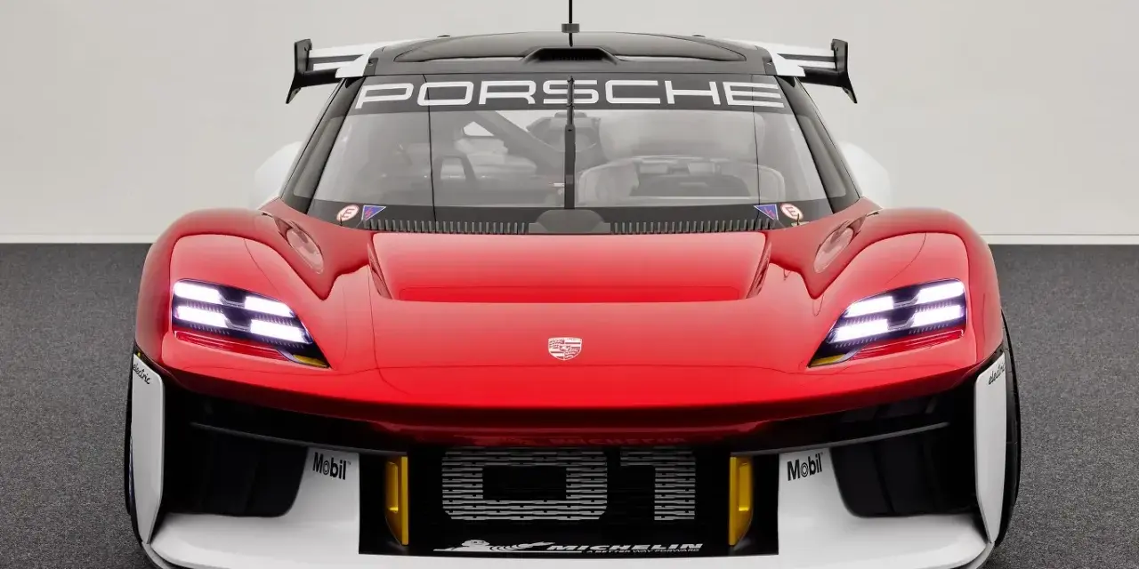 Czerwony samochód wyścigowy Porsche Mission R z białymi akcentami i logo Porsche.