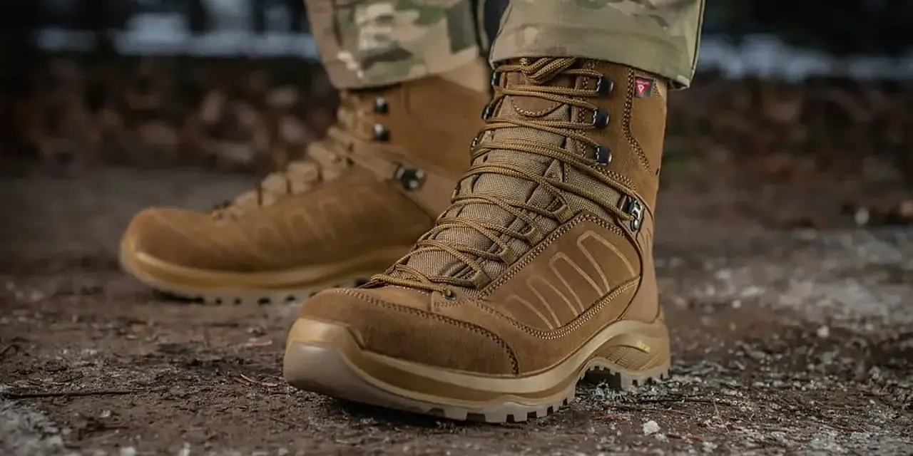 Brązowe buty trekkingowe na ziemi. Czy buty trekkingowe powinny być większe? Zapewniają komfort i ochronę.
