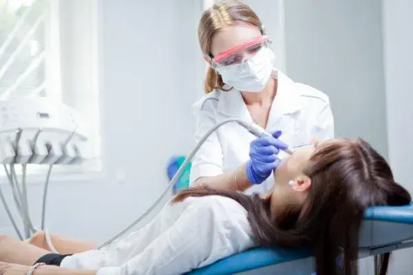 Czy można iść chorym do dentysty? Ważne informacje o ryzyku