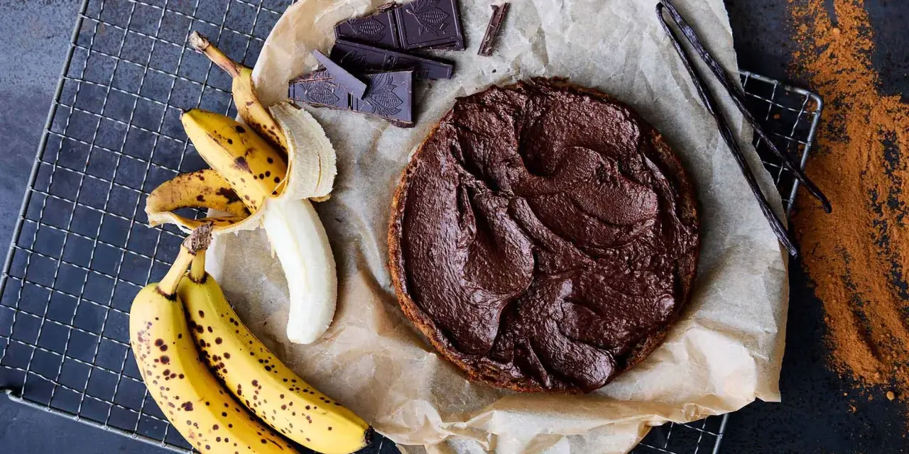 En saftig banankaka med chokladfrosting, bananer, chokladbitar och vaniljstänger.