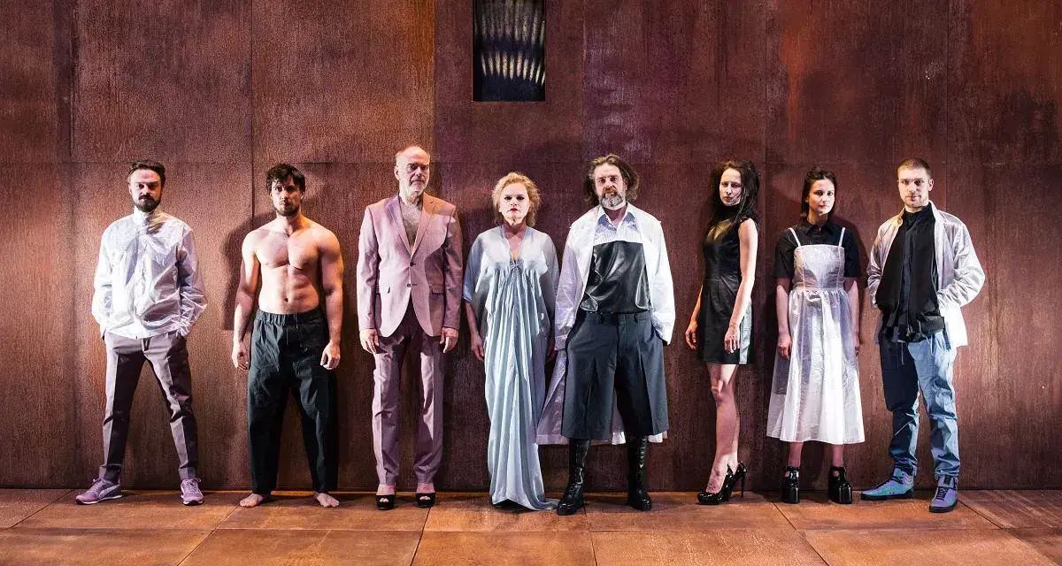 Aktorzy na scenie, przygotowani do wystawienia sztuki Friedricha Schillera.