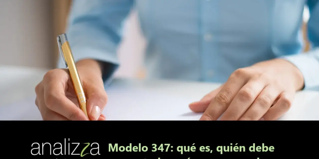 Manos escribiendo en un documento. El texto indica "Modelo 347: qué es, quién debe presentarlo y cómo prepararlo".