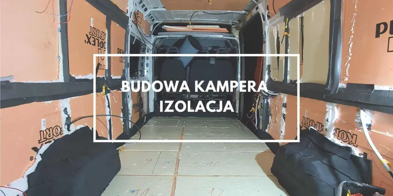 Wnętrze kampera w trakcie budowy, widoczna izolacja ścian i podłogi. Prace nad izolacją kampera postępują.