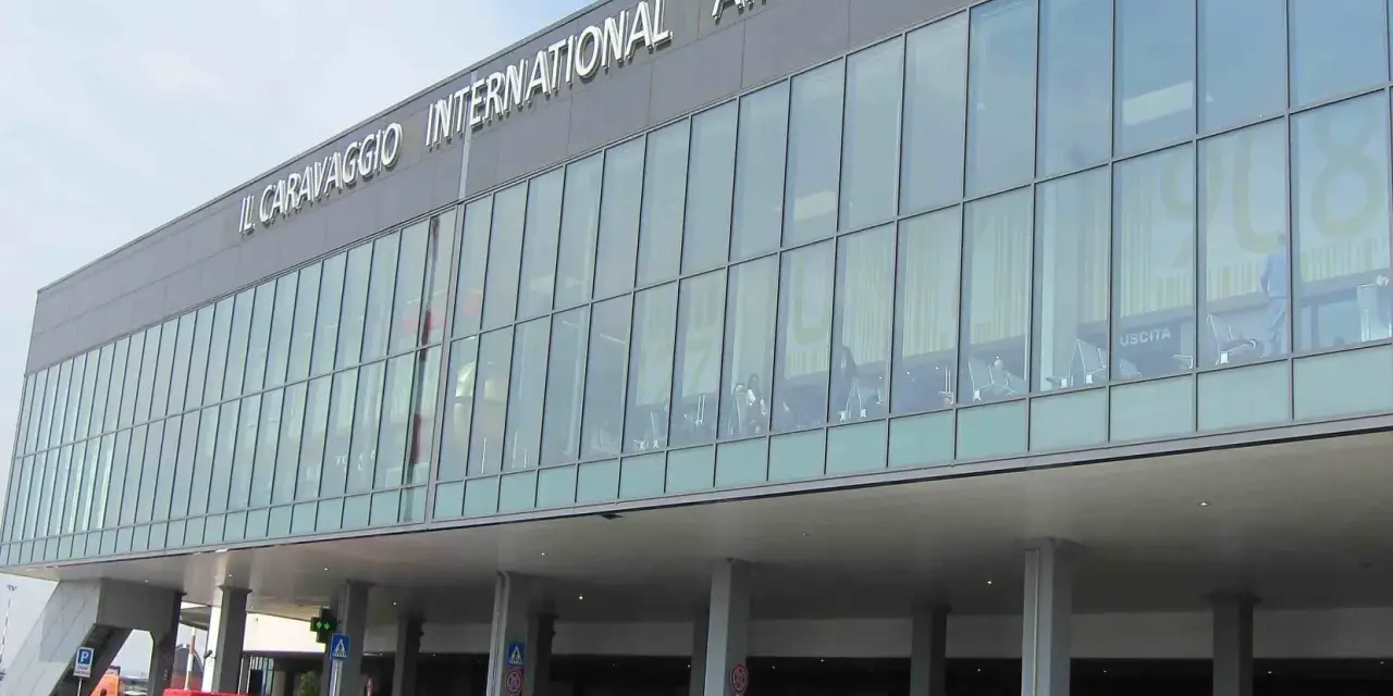 L'aeroporto Il Caravaggio di Milano Bergamo, con la sua facciata moderna in vetro, accoglie i viaggiatori.