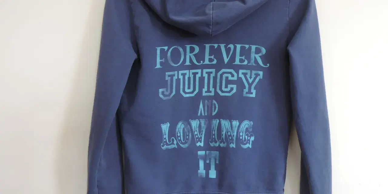 Granatowa bluza Juicy Couture z napisem "FOREVER JUICY AND LOVING IT" w turkusowym kolorze.
