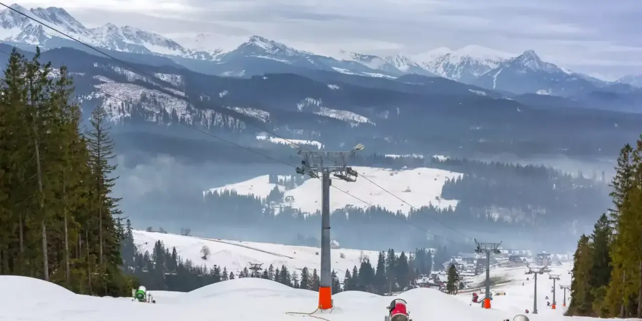 Piękne widoki na Tatry, idealne miejsce, gdzie na narty w Polsce. Śnieg i wyciągi czekają!