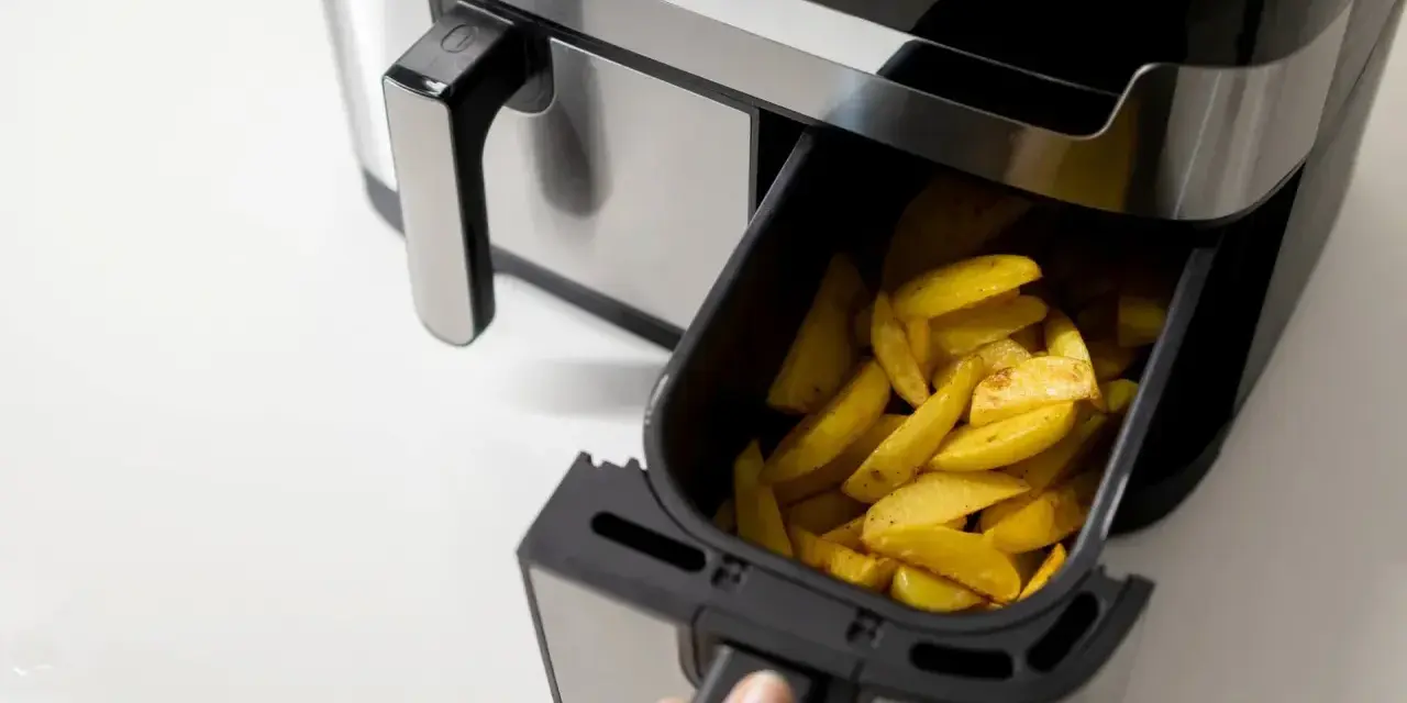 Frytki z frytkownicy beztłuszczowej to świetny pomysł na szybki obiad. Poznaj nasze air fryer przepisy obiad!