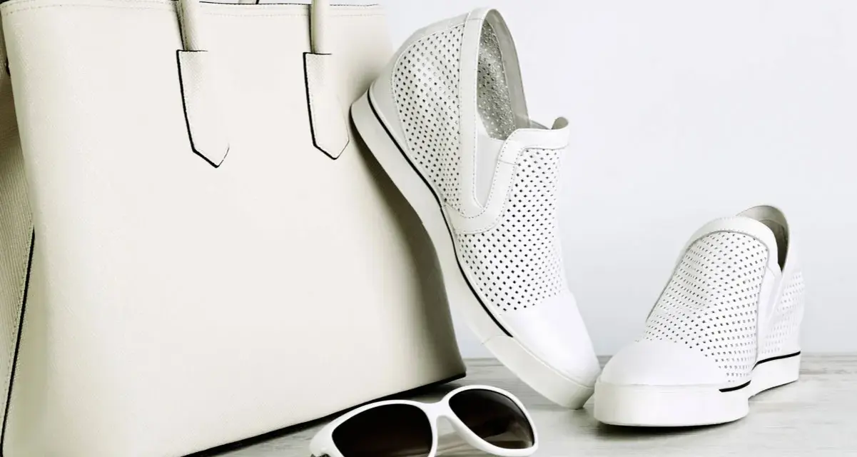 Borsa bianca e scarpe bianche traforate, un abbinamento perfetto. Gli occhiali da sole completano il look.