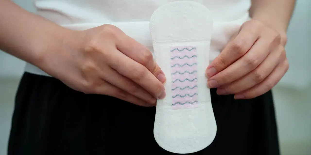 Delikatna podpaska z niebieskimi falami, symbolizująca plamienie implantacyjne.