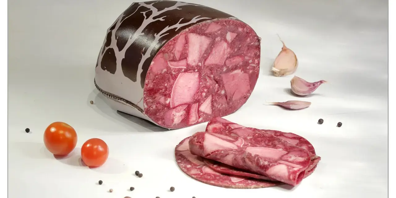 Kaloryczność salcesonu: Ile kcal ma czarny, włoski, ozorkowy?