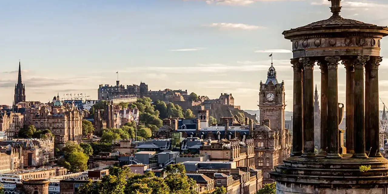 Panoramica di Edimburgo: castello, guglia e monumento. Ideale per scoprire cosa vedere in 3 giorni.