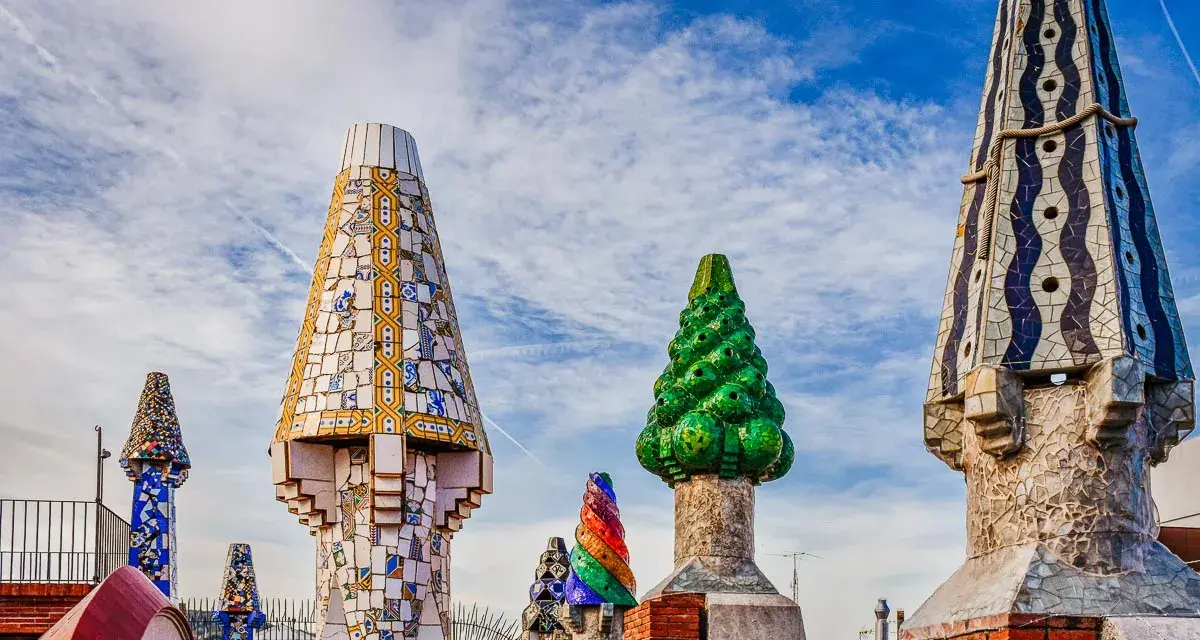 Kolorowe kominy na dachu Casa Batlló to jeden z punktów, które warto zobaczyć w Barcelonie. Ich mozaikowe zdobienia zachwycają.