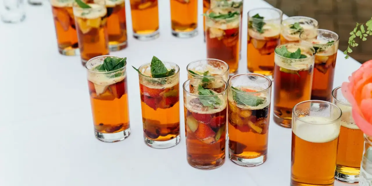 Szklanki z orzeźwiającym napojem i owocami, idealne co zamiast drink baru na letnim przyjęciu.