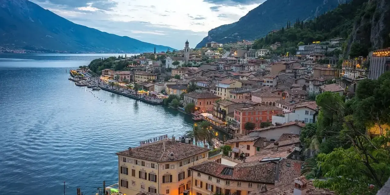 Vacker vy över en stad vid en sjö i norra Italien. Tänk att **camping norra Italien** här skulle vara drömmen!