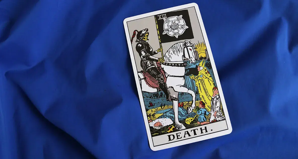 Tarot karta śmierci z rycerzem na białym koniu i flagą z różą. Symbolizuje koniec i nowy początek.