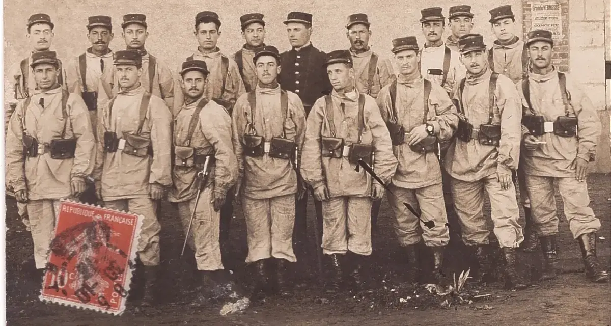 Groupe de soldats français en uniforme, possiblement en recherche d'un ancien combattant de la guerre 14-18. Ils portent des équipements militaires et des casquettes.