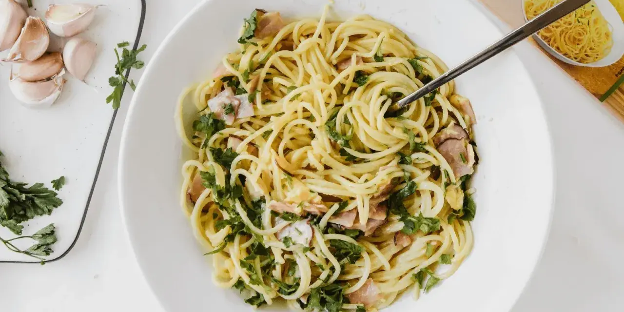 Spaghetti Carbonara kcal: Cała prawda i lżejsze przepisy