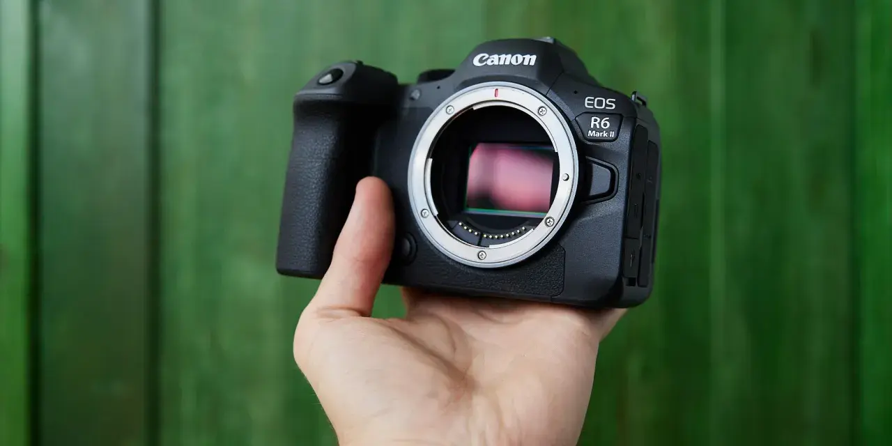 Dłoń trzyma aparat Canon EOS R6 Mark II. Widać matrycę, każdy **piksel** gotowy do uchwycenia chwili.