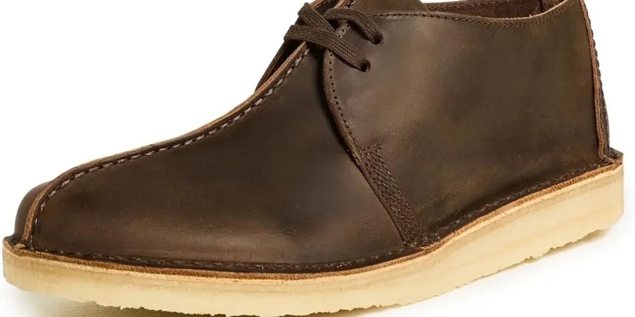 Scarpa desert boot in pelle marrone scuro, con lacci e suola in para. I clarks come calzano sono un classico intramontabile.
