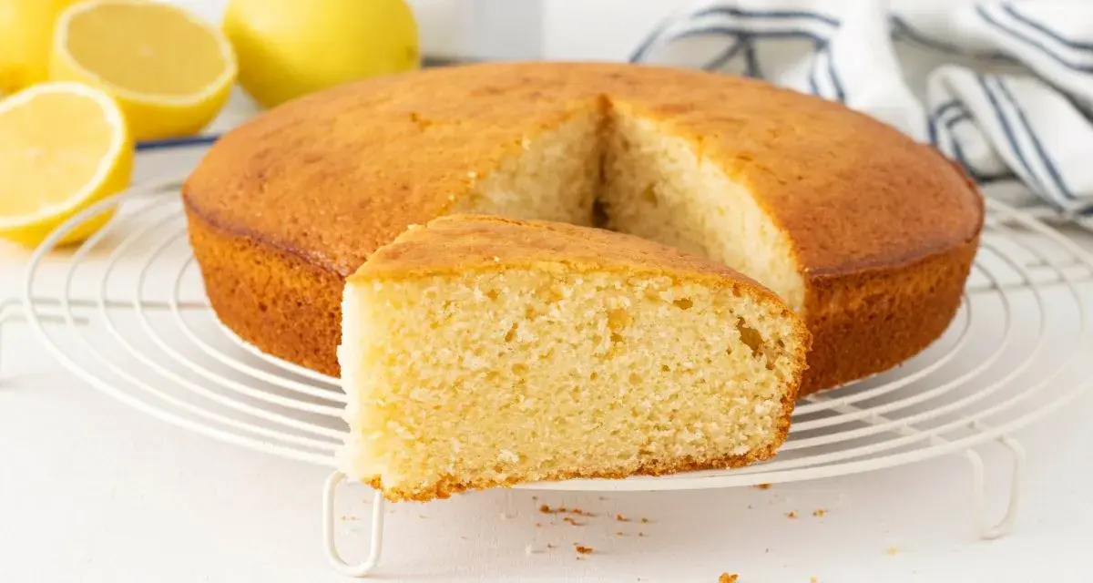 Bizcocho de limón esponjoso, listo para disfrutar. Una deliciosa receta que te encantará.
