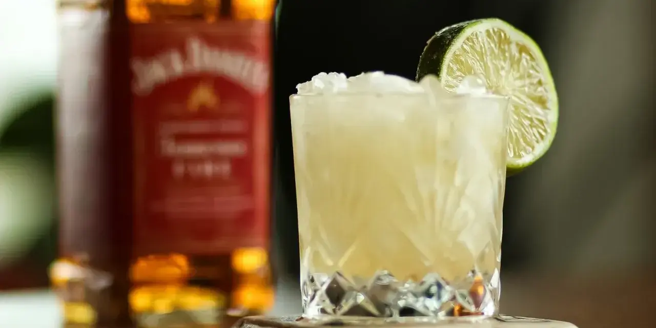 Orzeźwiający drink z Jack Daniel's, lodem i plasterkiem limonki. Idealny na wieczór.
