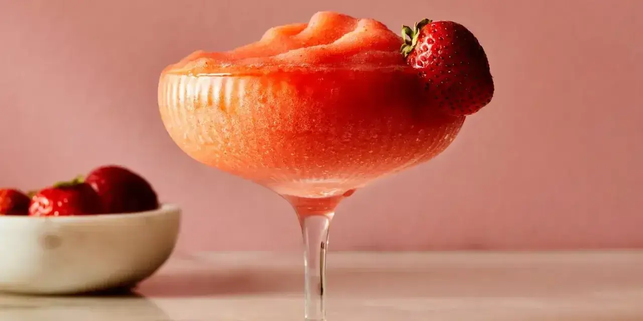 Klasyczne Daiquiri kontra Frozen Daiquiri: orzeźwiający, mrożony koktajl z truskawkami, idealny na upalne dni.